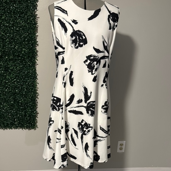 Elegant Black and White Floral Dress - Picture 2 of 5